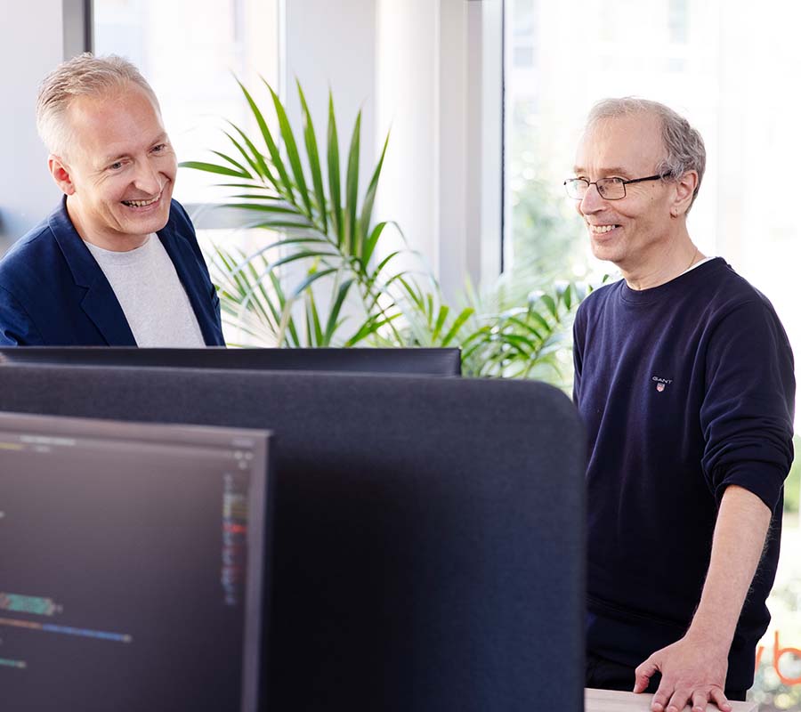 Niko ja Alexander tietokoneen edessä
