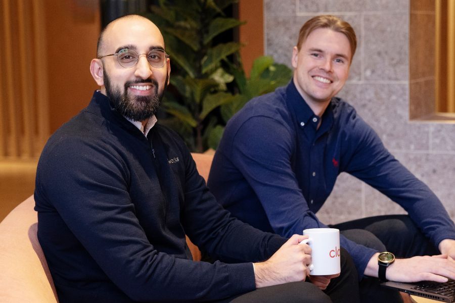 Cloudworksin tiimi keskustelemassa identiteetin ja käyttöoikeuksien hallinnasta tutustumisistunnon aikana.